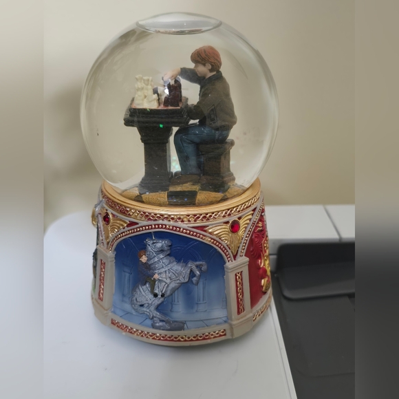 Harry Potter San Francisco Music Box Company Ron Weasley Wizard Chess Snow Globe - Picture 4 of 5